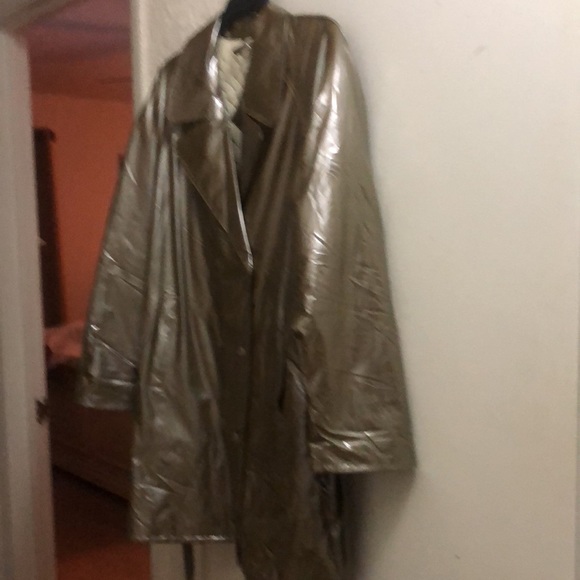 Tore rain coat. Large with lining. Without tag - Picture 2 of 6